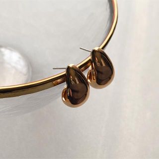 アダムエロぺ(Adam et Rope')の Curve drop pierce gold No.832(ピアス)