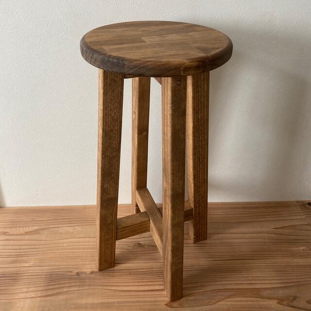 木製の丸椅子(ダークブラウン) 座面厚み25㎜ インテリア/住まい/日用品の椅子/チェア(スツール)の商品写真