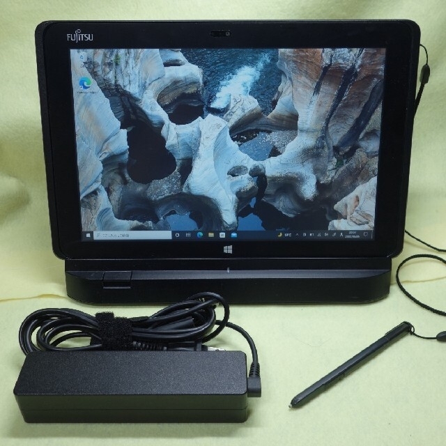 ARROWS Tab Q506/NE◆64G/4G◆クレードル付◆タブレットPC スマホ/家電/カメラのPC/タブレット(タブレット)の商品写真