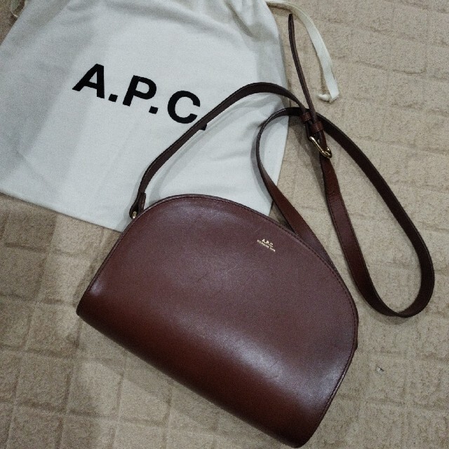 A.P.C アーペーセー ハーフムーンショルダーバッグ　ブラウン