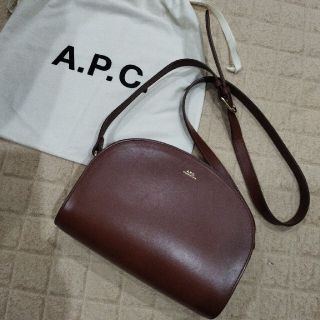 アーペーセー(A.P.C)のA.P.C アーペーセー ハーフムーンショルダーバッグ　ブラウン(ショルダーバッグ)