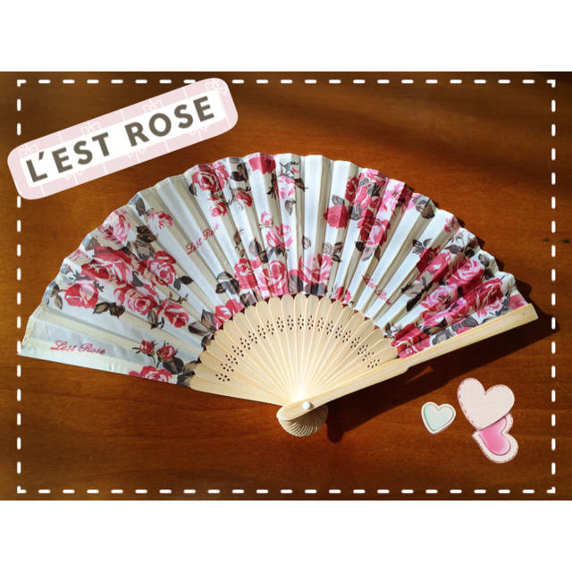 L'EST ROSE(レストローズ)の未使用美品！レストローズ♡花柄のセンス ノベルティ 浴衣アプワイザー好きな方に♡ レディースの水着/浴衣(和装小物)の商品写真