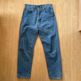 コモリ(COMOLI)のLENO TAPERED JEANS - FADE INDIGO(デニム/ジーンズ)