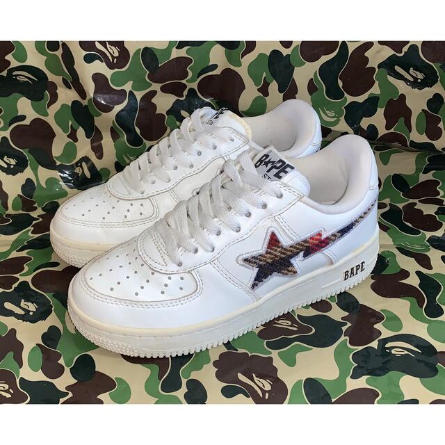 A BATHING APE(アベイシングエイプ)の★激レア★ APE bapesta ホワイト 23.5cm kaws レディースの靴/シューズ(スニーカー)の商品写真