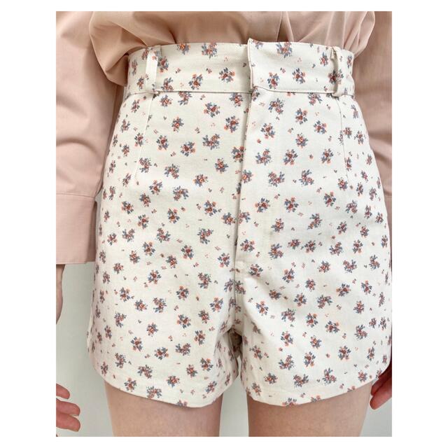 é embroidey flower short pants