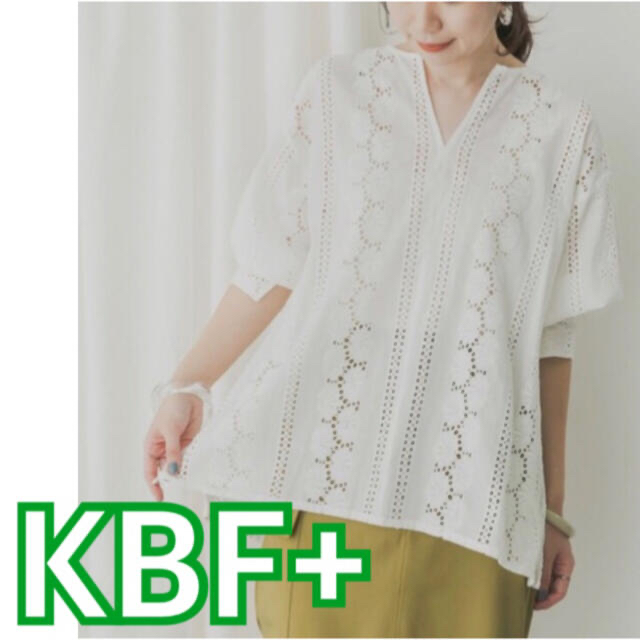 KBF+(ケービーエフプラス)の★ WEB限定 KBF+ フラワーエンブロイダリー Vネック ブラウス レディースのトップス(シャツ/ブラウス(長袖/七分))の商品写真