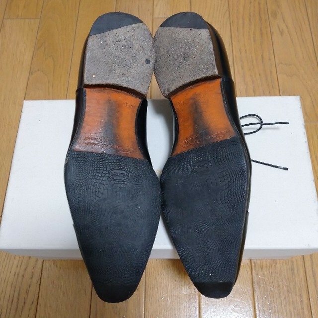 Santoni(サントーニ)のSantoni ストレートチップ 5.5 黒 サントーニ キャップトゥ ブラック メンズの靴/シューズ(ドレス/ビジネス)の商品写真