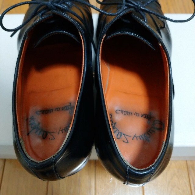 Santoni(サントーニ)のSantoni ストレートチップ 5.5 黒 サントーニ キャップトゥ ブラック メンズの靴/シューズ(ドレス/ビジネス)の商品写真