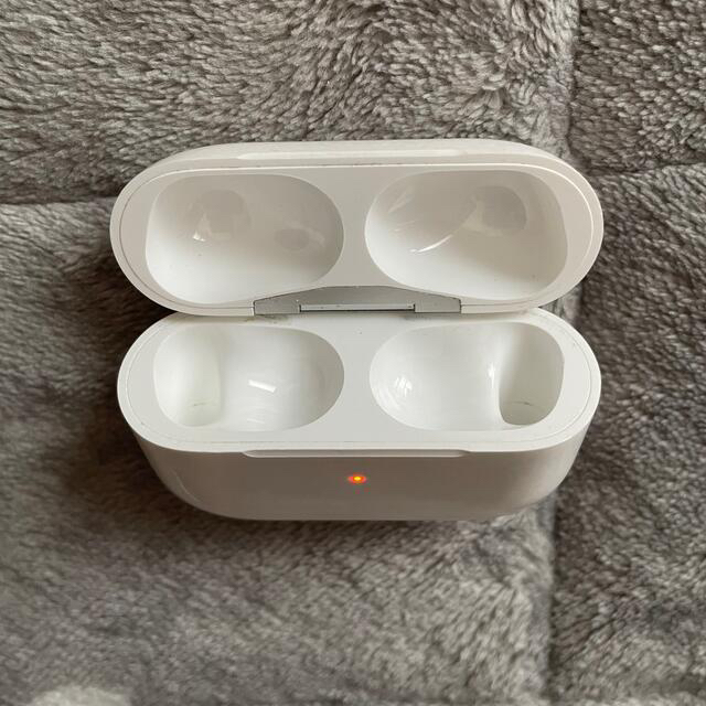 Apple(アップル)のAirPods Pro 充電ケースのみ スマホ/家電/カメラのオーディオ機器(ヘッドフォン/イヤフォン)の商品写真