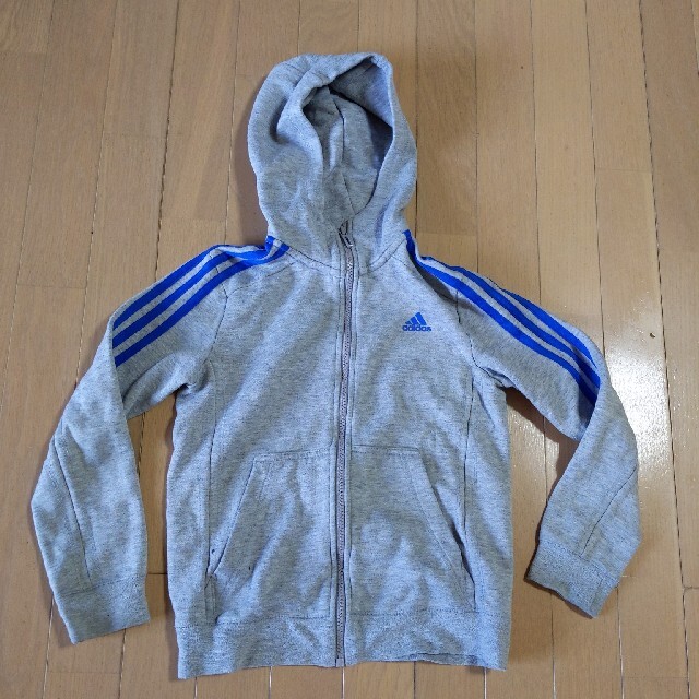 adidas(アディダス)のアディダスadidasパーカー140サイズ使用品 キッズ/ベビー/マタニティのキッズ服男の子用(90cm~)(ジャケット/上着)の商品写真