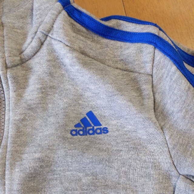 adidas(アディダス)のアディダスadidasパーカー140サイズ使用品 キッズ/ベビー/マタニティのキッズ服男の子用(90cm~)(ジャケット/上着)の商品写真