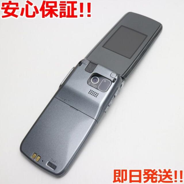 富士通(フジツウ)の美品 F-09B らくらくホン7 ダークシルバー  スマホ/家電/カメラのスマートフォン/携帯電話(携帯電話本体)の商品写真