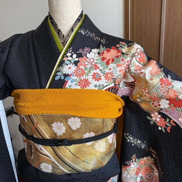 ふりふ - ヴィンテージ 振袖のみ ブラック/オレンジ 成人式 帯 振袖セットの通販 by あゆみ's shop|フリフならラクマ ふりふ - ヴィンテージ 振袖のみ ブラック/オレンジ 成人式 帯 振袖セットの通販 by あゆみ's shop|フリフならラクマ