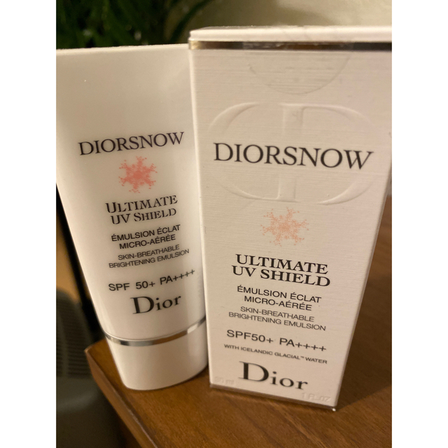 Dior(ディオール)のDIOR スノー アルティメット UVシールド 50＋ 日焼け止め乳液 下地 コスメ/美容のベースメイク/化粧品(化粧下地)の商品写真