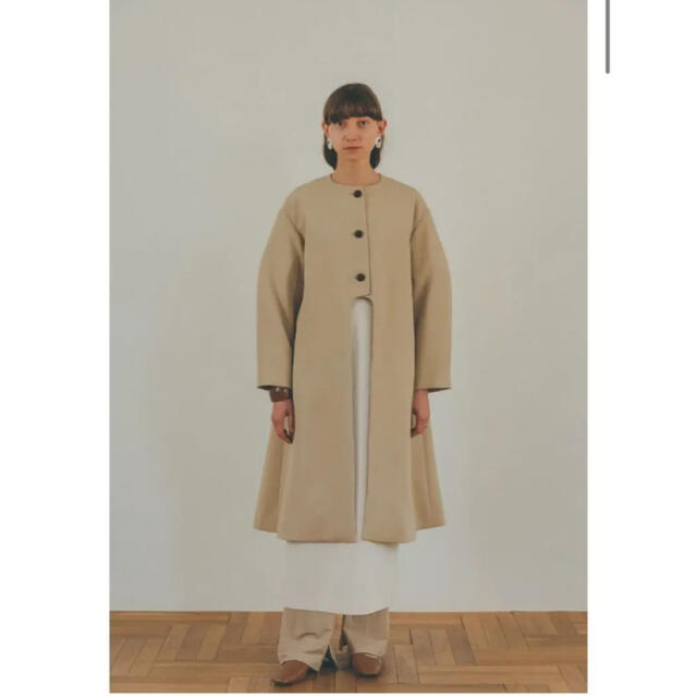 CLANE(クラネ)のCLANE ARCH CUT FLARE COAT サイズ2 クラネ レディースのジャケット/アウター(ロングコート)の商品写真