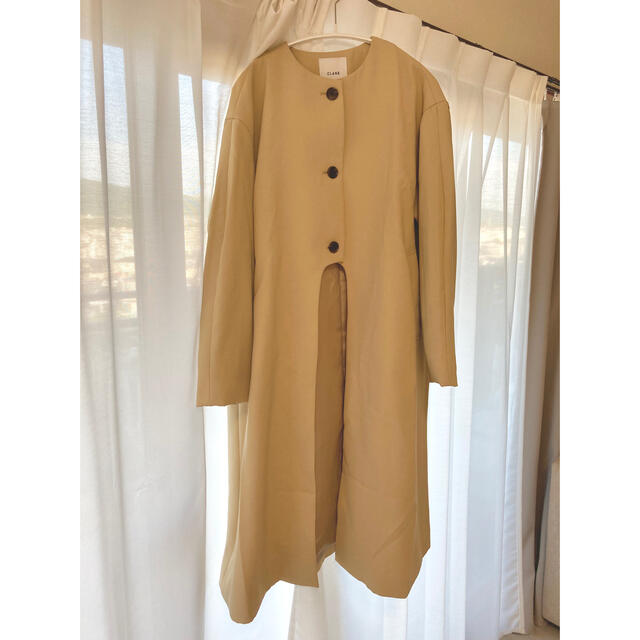 CLANE(クラネ)のCLANE ARCH CUT FLARE COAT サイズ2 クラネ レディースのジャケット/アウター(ロングコート)の商品写真