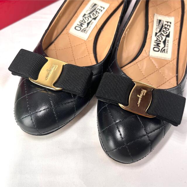 Salvatore Ferragamo(サルヴァトーレフェラガモ)の✨美品✨フェラガモ　6.5C ヴァラリボン　キルティング　レザー　パンプス レディースの靴/シューズ(ハイヒール/パンプス)の商品写真