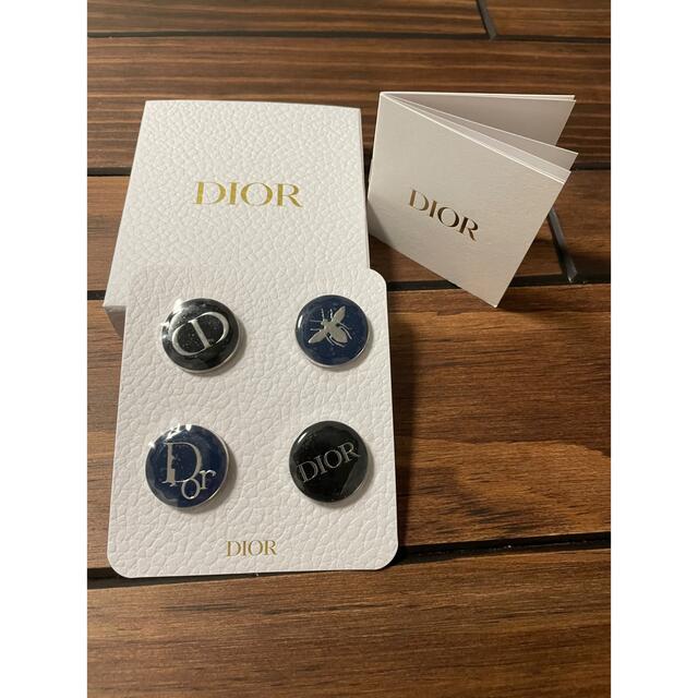 Dior(ディオール)の【DIOR】限定ピン　4種類 エンタメ/ホビーのアニメグッズ(バッジ/ピンバッジ)の商品写真