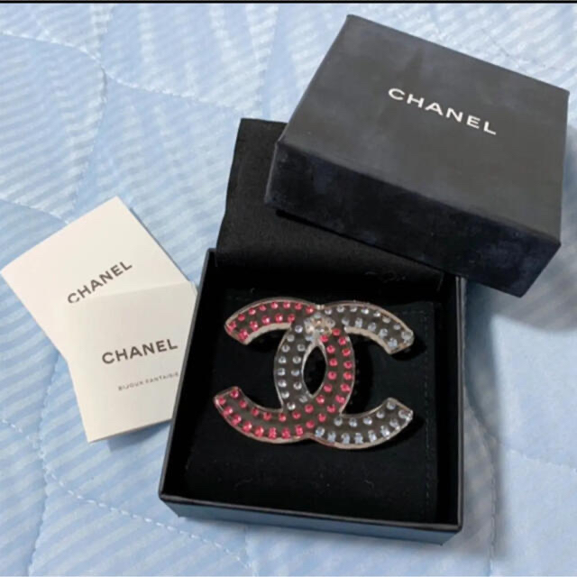 CHANEL(シャネル)のCHANELシャネルココマークブローチピンブローチ美品ラインストーンレジンクリア レディースのアクセサリー(ブローチ/コサージュ)の商品写真