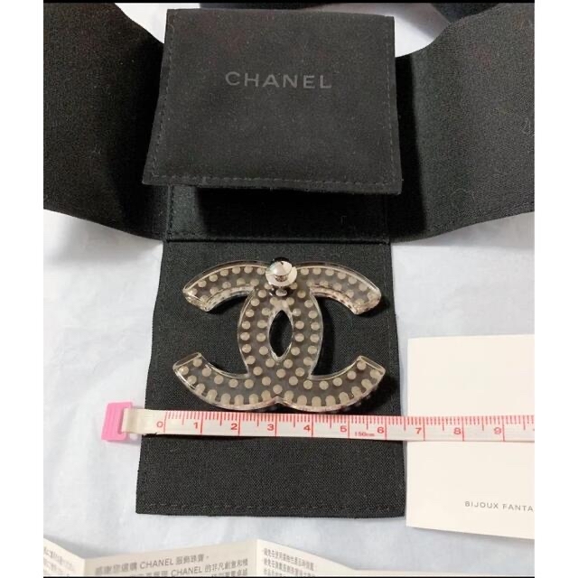 CHANEL(シャネル)のCHANELシャネルココマークブローチピンブローチ美品ラインストーンレジンクリア レディースのアクセサリー(ブローチ/コサージュ)の商品写真