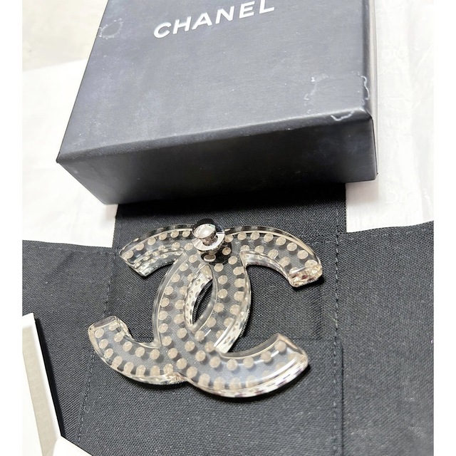 CHANEL(シャネル)のCHANELシャネルココマークブローチピンブローチ美品ラインストーンレジンクリア レディースのアクセサリー(ブローチ/コサージュ)の商品写真