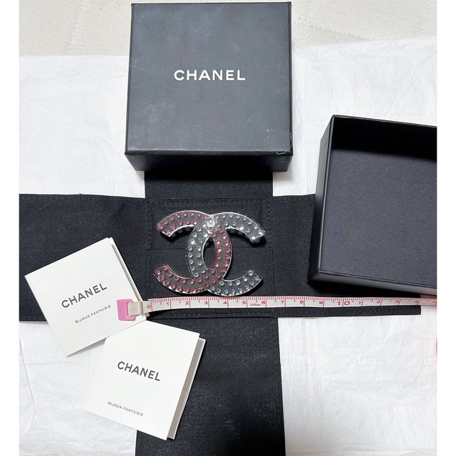 CHANEL(シャネル)のCHANELシャネルココマークブローチピンブローチ美品ラインストーンレジンクリア レディースのアクセサリー(ブローチ/コサージュ)の商品写真