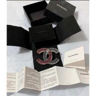 シャネル(CHANEL)のCHANELシャネルココマークブローチピンブローチ美品ラインストーンレジンクリア(ブローチ/コサージュ)