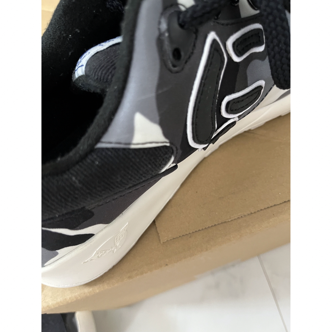 にゅ』via sangacio(旧サンガッチョ)白カモ×ブラックジーンズの にゅ』via sangacio(旧サンガッチョ)白カモ×ブラックジーンズの