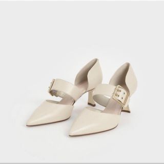 チャールズアンドキース(Charles and Keith)のCHARLES & KEITH オーバーサイズドバックルポインテッドトゥパンプス(ハイヒール/パンプス)