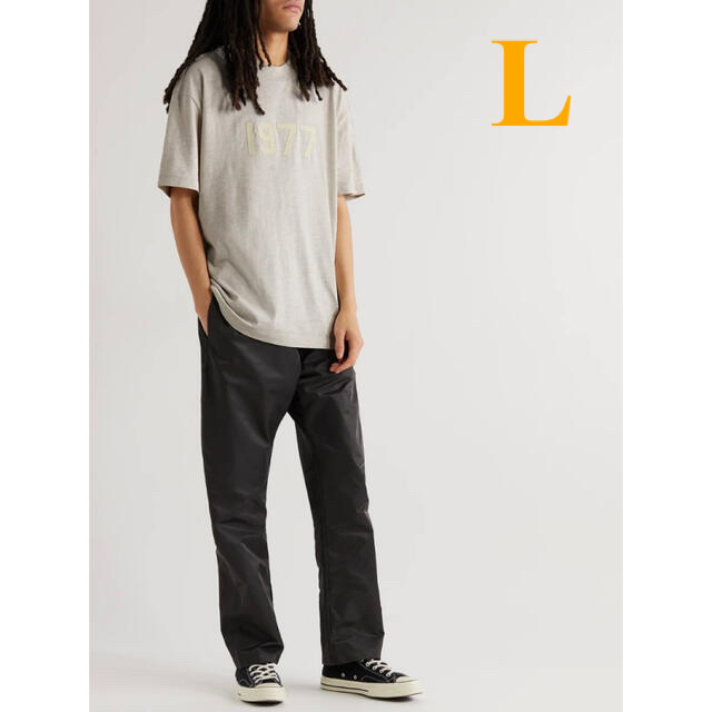 Essential(エッセンシャル)のLサイズ FEAR OF GOD ESSENTIALS 1977 S/S TEE メンズのトップス(Tシャツ/カットソー(半袖/袖なし))の商品写真