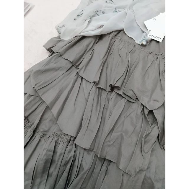 SNIDEL(スナイデル)のスナイデルシアーティアードスカート新品タグ付き定価18500円 レディースのスカート(ロングスカート)の商品写真