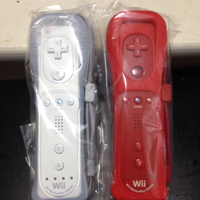 任天堂(ニンテンドウ)の新品未開封 wiiリモコンプラスジャケット付き wii U アカ シロ エンタメ/ホビーのゲームソフト/ゲーム機本体(その他)の商品写真