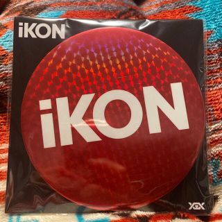 アイコン(iKON)のiKON ホノグラム入りロゴビック缶バッジ(アイドルグッズ)