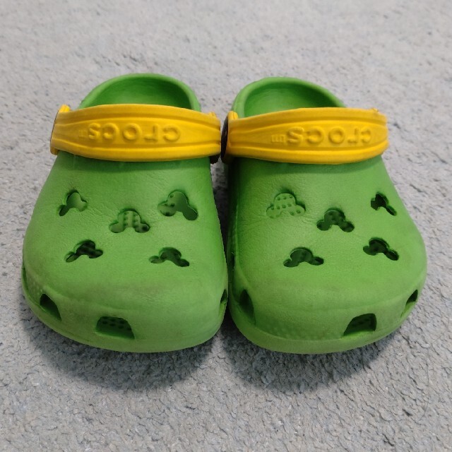 crocs(クロックス)のクロックス キッズ/ベビー/マタニティのキッズ靴/シューズ(15cm~)(サンダル)の商品写真