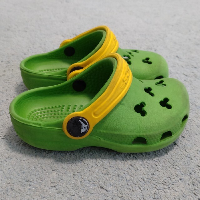 crocs(クロックス)のクロックス キッズ/ベビー/マタニティのキッズ靴/シューズ(15cm~)(サンダル)の商品写真