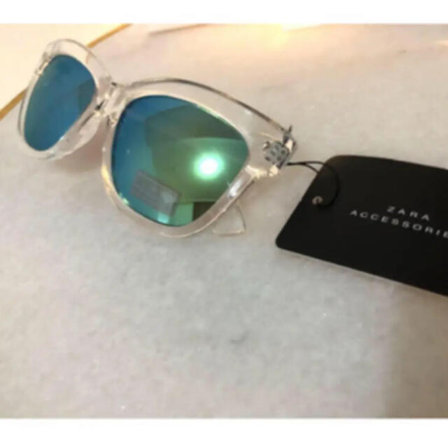 ZARA(ザラ)の新品 ZARA SUNGLASSES 樹脂コーティング加工入り透明サングラス  レディースのファッション小物(サングラス/メガネ)の商品写真
