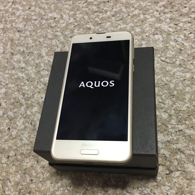 AQUOS(アクオス)のドコモ  AQUOS  sh01k スマホ/家電/カメラのスマートフォン/携帯電話(スマートフォン本体)の商品写真