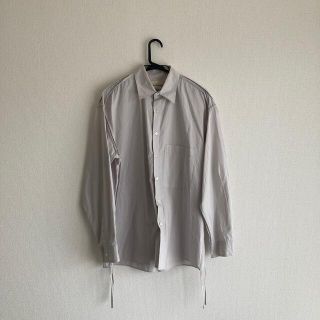 コモリ(COMOLI)のyoke PIPING SHIRT シャツ サイズ2 ライトグレー(シャツ)