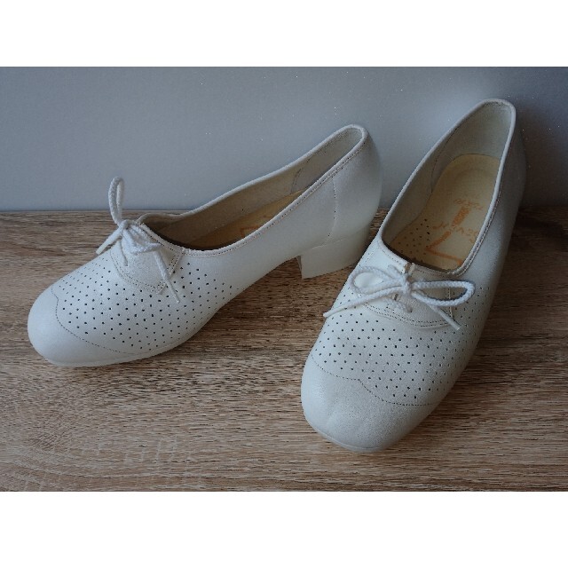 値下げしました）白い革のパンプス パンチング ナースシューズ 未使用 22.5 レディースの靴/シューズ(ハイヒール/パンプス)の商品写真