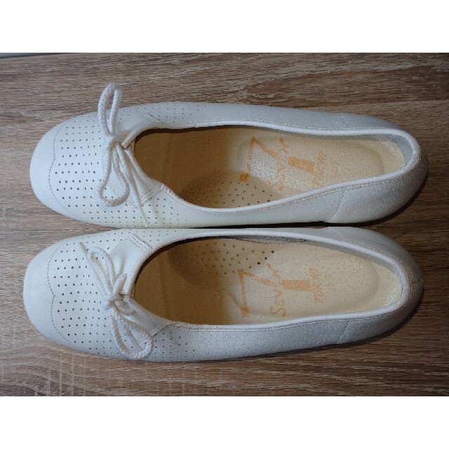 値下げしました）白い革のパンプス パンチング ナースシューズ 未使用 22.5 レディースの靴/シューズ(ハイヒール/パンプス)の商品写真