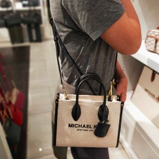います 美品✨マイケルコース シボレザー ロゴ柄 ライトブラウン S5XPp