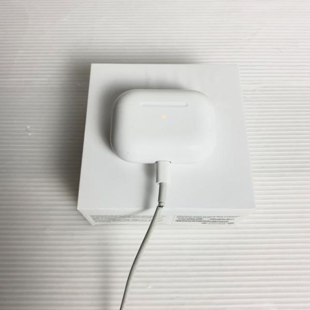 Apple(アップル)の【極美品】Apple airpods pro 充電ケース MWP22J/A スマホ/家電/カメラのオーディオ機器(ヘッドフォン/イヤフォン)の商品写真