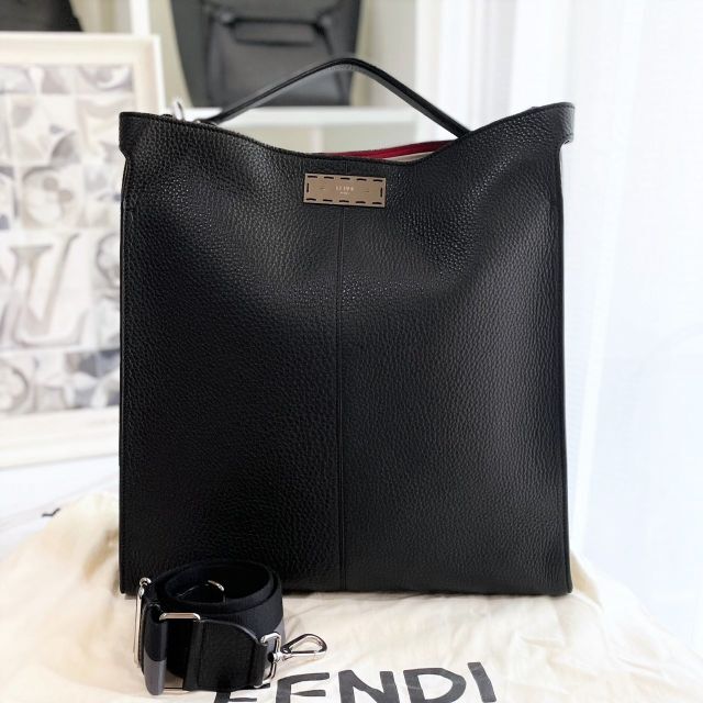 FENDI(フェンディ)の未使用に近い★　フェンディ　ピーカブ―　エックスライト　黒　セレリア レディースのバッグ(トートバッグ)の商品写真