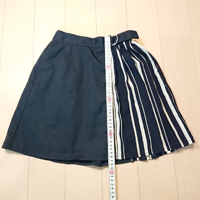 a.v.v(アーヴェヴェ)のスカート　紺色　ストライプ　130cm　a.v.v. キッズ/ベビー/マタニティのキッズ服女の子用(90cm~)(スカート)の商品写真