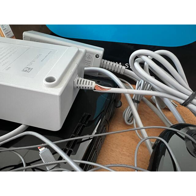 Wii Uプレミアムセット＋ソフトとコントローラ※電源ケーブル難あり 3