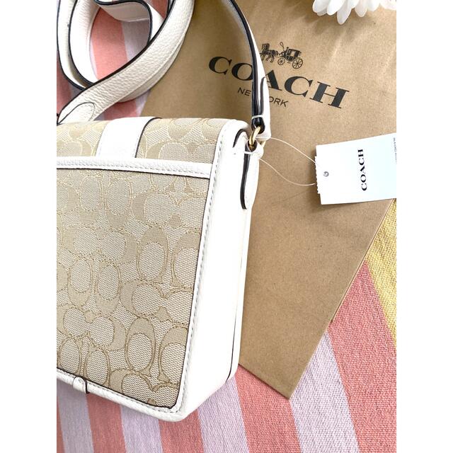 COACH(コーチ)のCOACHコーチ♡最新作ミニショルダーバック　シグネチャー　ホワイト レディースのバッグ(ショルダーバッグ)の商品写真