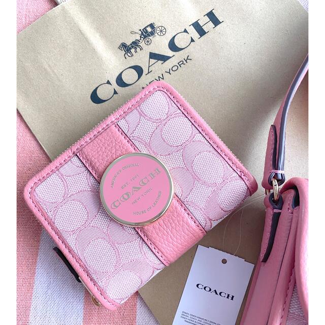 COACH(コーチ)のCOACHコーチ♡最新作シグネチャーパステルカラー２つ折り財布　ラウンドジップ レディースのファッション小物(財布)の商品写真