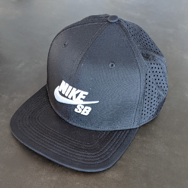 NIKE(ナイキ)のナイキ　キャップ　ブラック メンズの帽子(キャップ)の商品写真