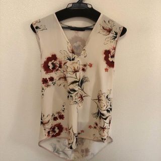 ザラ(ZARA)のZARA 花柄　ノースリーブ　トップス(シャツ/ブラウス(半袖/袖なし))