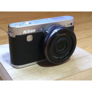 ニコン(Nikon)のNikon ミラーレス一眼 NIKON 1 J1 10mm 1:2.8レンズ付(ミラーレス一眼)